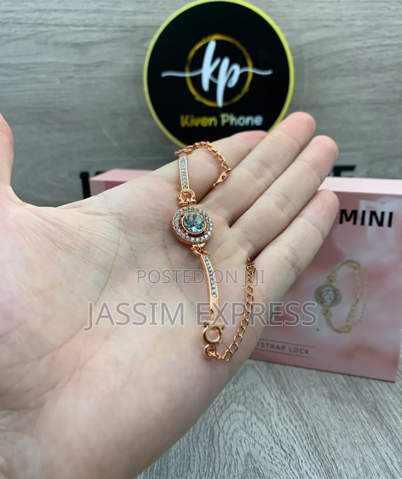 እጅግ ልዩ የሆነ የሴት Combo (Smart Watch + Airpods + Braclet ) ጀርመን Brand