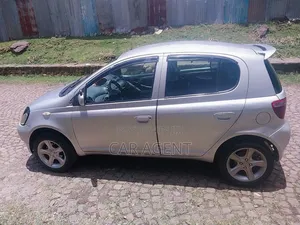 Photo - Toyota Vitz 2002 Gold