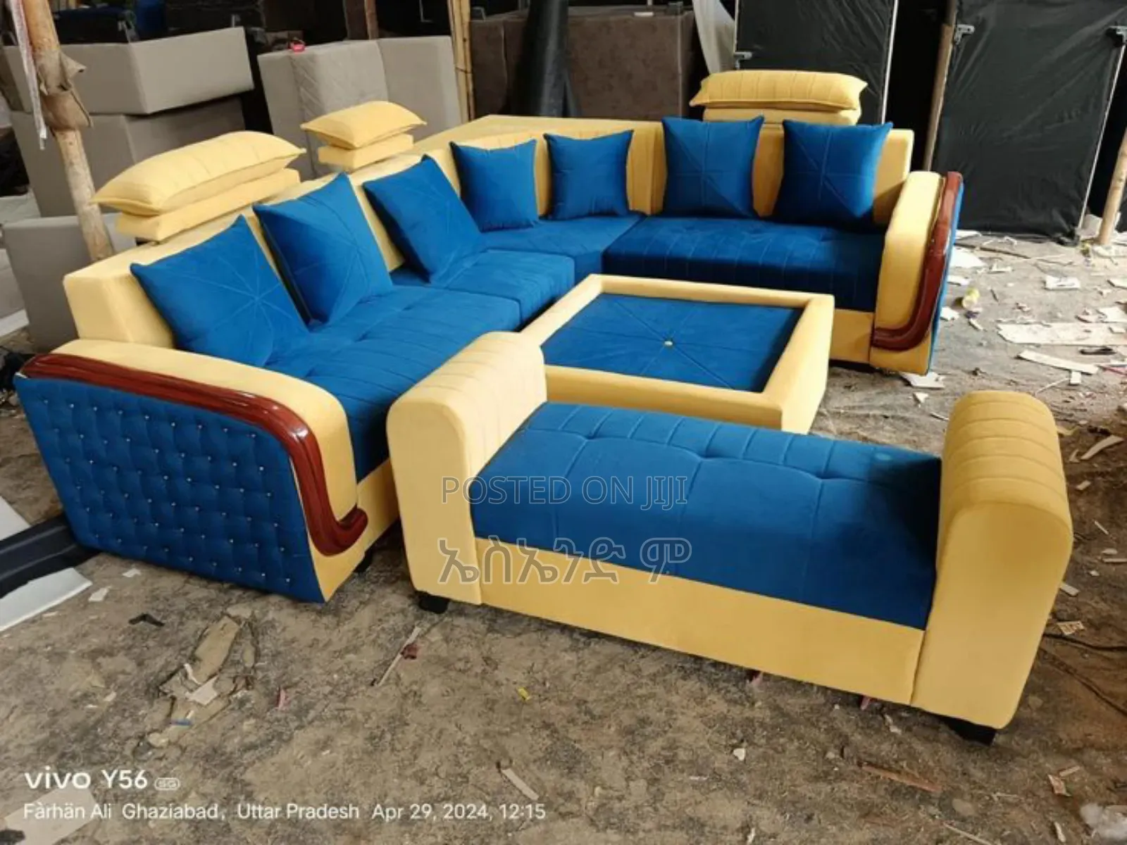 Bertate Sofa With Table Design
