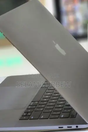 Photo - New Laptop Apple MacBook Pro 2017 16GB Intel Core I7 SSD 512GB