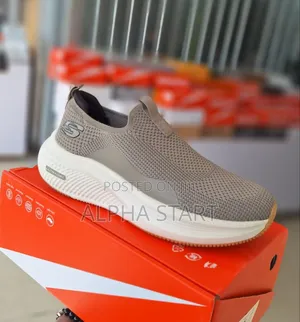  Skechers Comfort Sneakers 
 Made in Vietnam