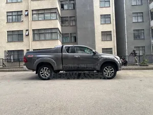 Photo - Toyota Hilux 2020 Gray
