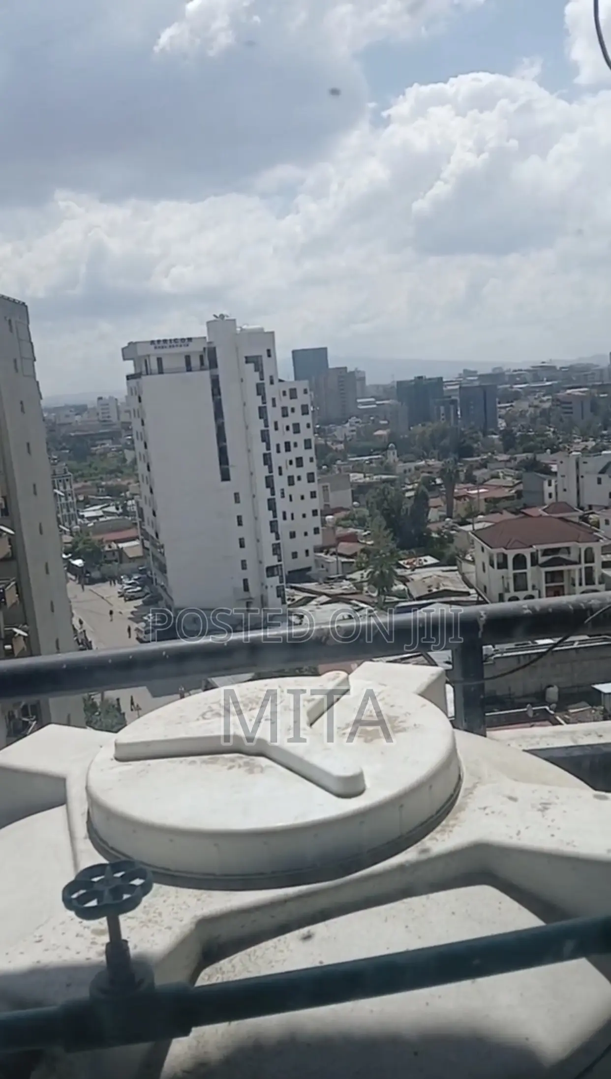 2bdrm Condo in መገናኛ ኮንዶሚኒየም 11ኛ, Bole for sale