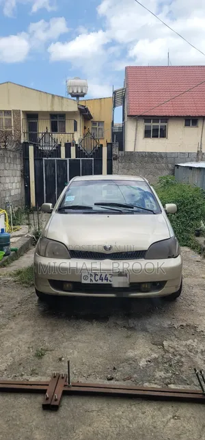 Photo - Toyota Platz 2000 Gold