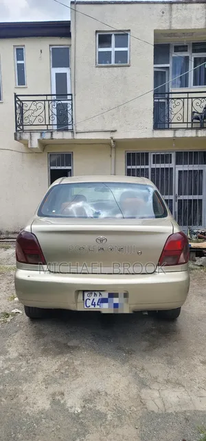 Toyota Platz 2000 Gold