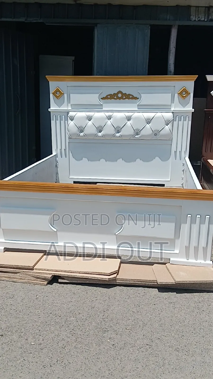 አንድ ከሃምሳ አልጋ/1.50 White Bed