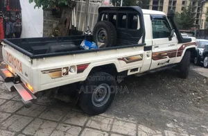 Toyota Hilux 2011 Gold
