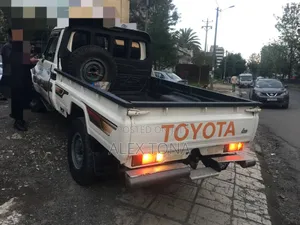 Toyota Hilux 2011 Gold