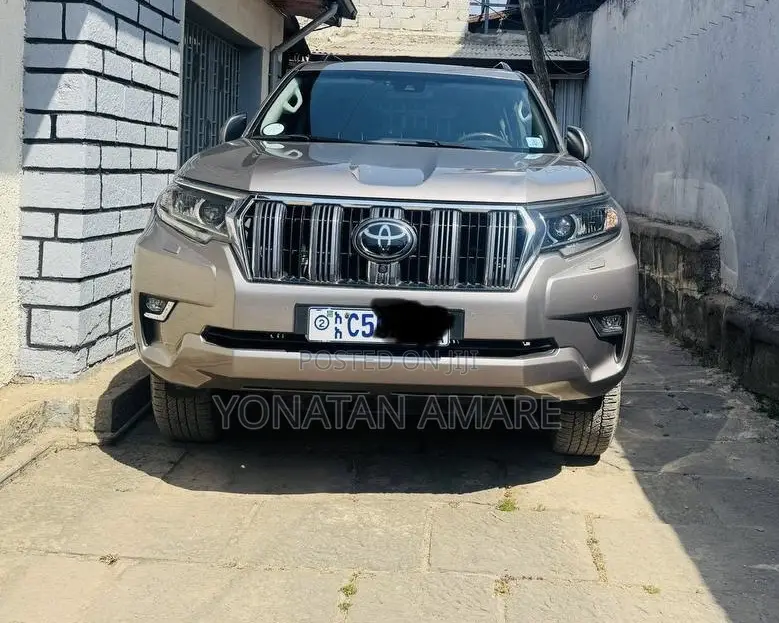 Toyota Land Cruiser Prado 2023 Gold
