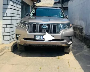 Photo - Toyota Land Cruiser Prado 2023 Gold