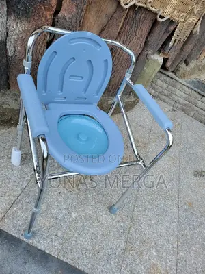 Photo - Commode Chair𤳙兜toilet Chair曱豳built-in Toilet Seat and a Bucket