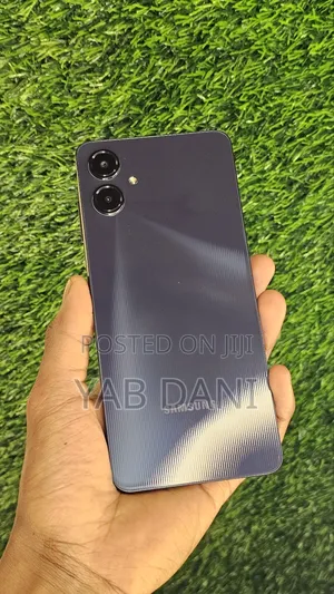 Photo - New Samsung Galaxy A06 64 GB Black