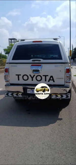 Toyota Hilux 2012 White