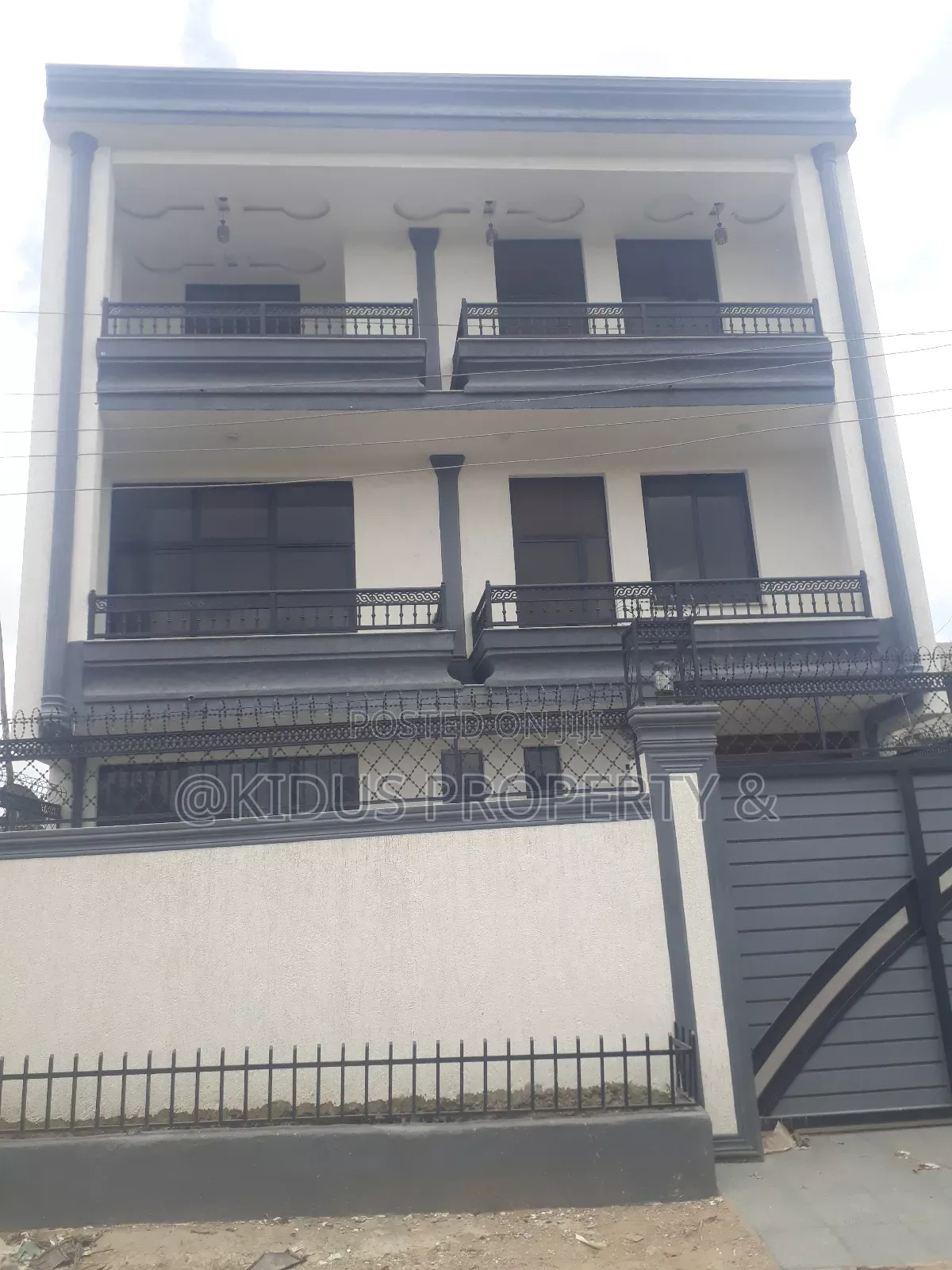 10bdrm Townhouse / Terrace in Nasswe Real State, Nifas Silk-Lafto