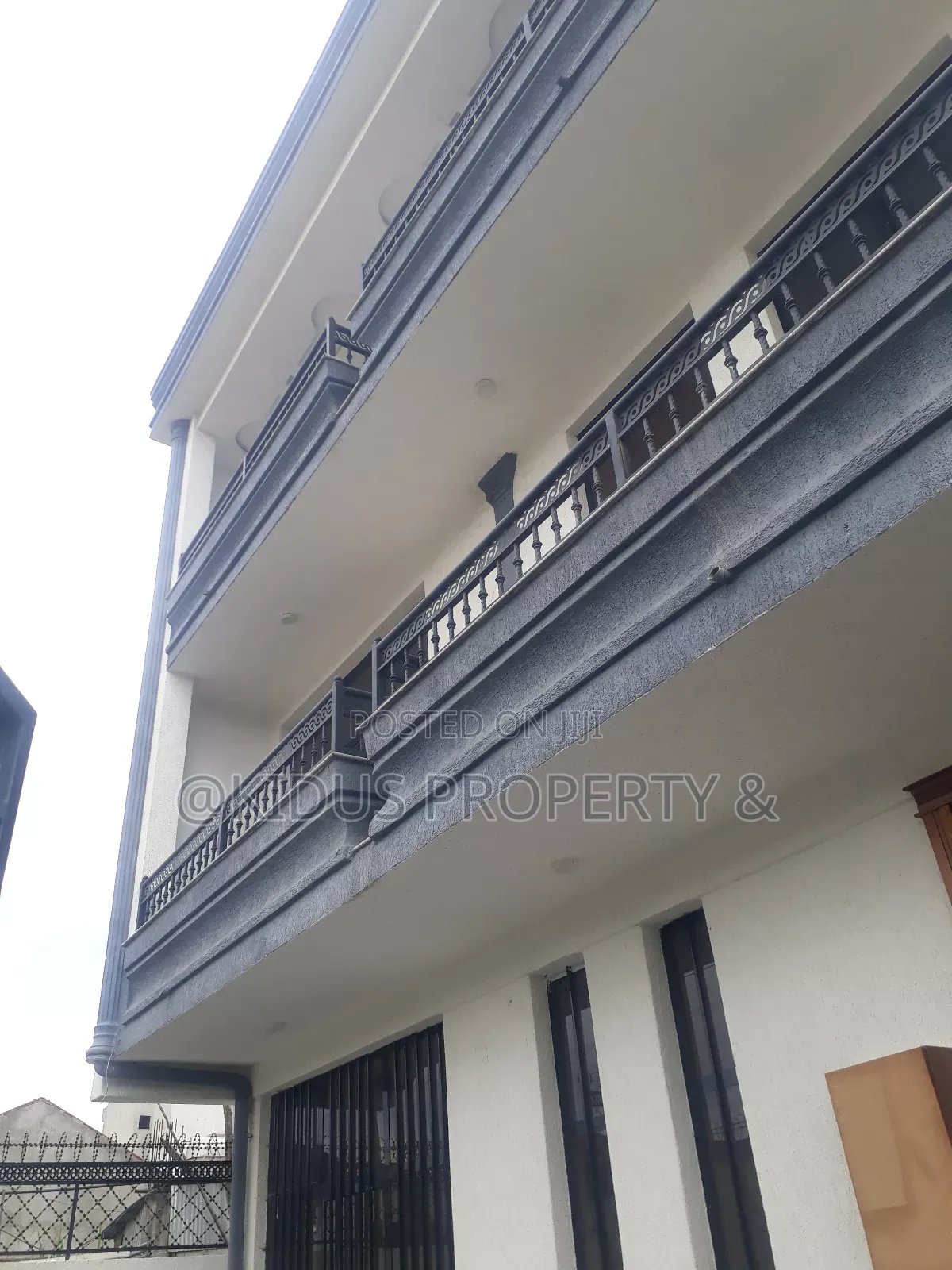 10bdrm Townhouse / Terrace in Nasswe Real State, Nifas Silk-Lafto