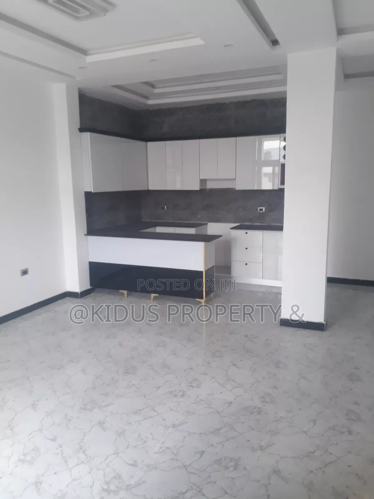 10bdrm Townhouse / Terrace in Nasswe Real State, Nifas Silk-Lafto