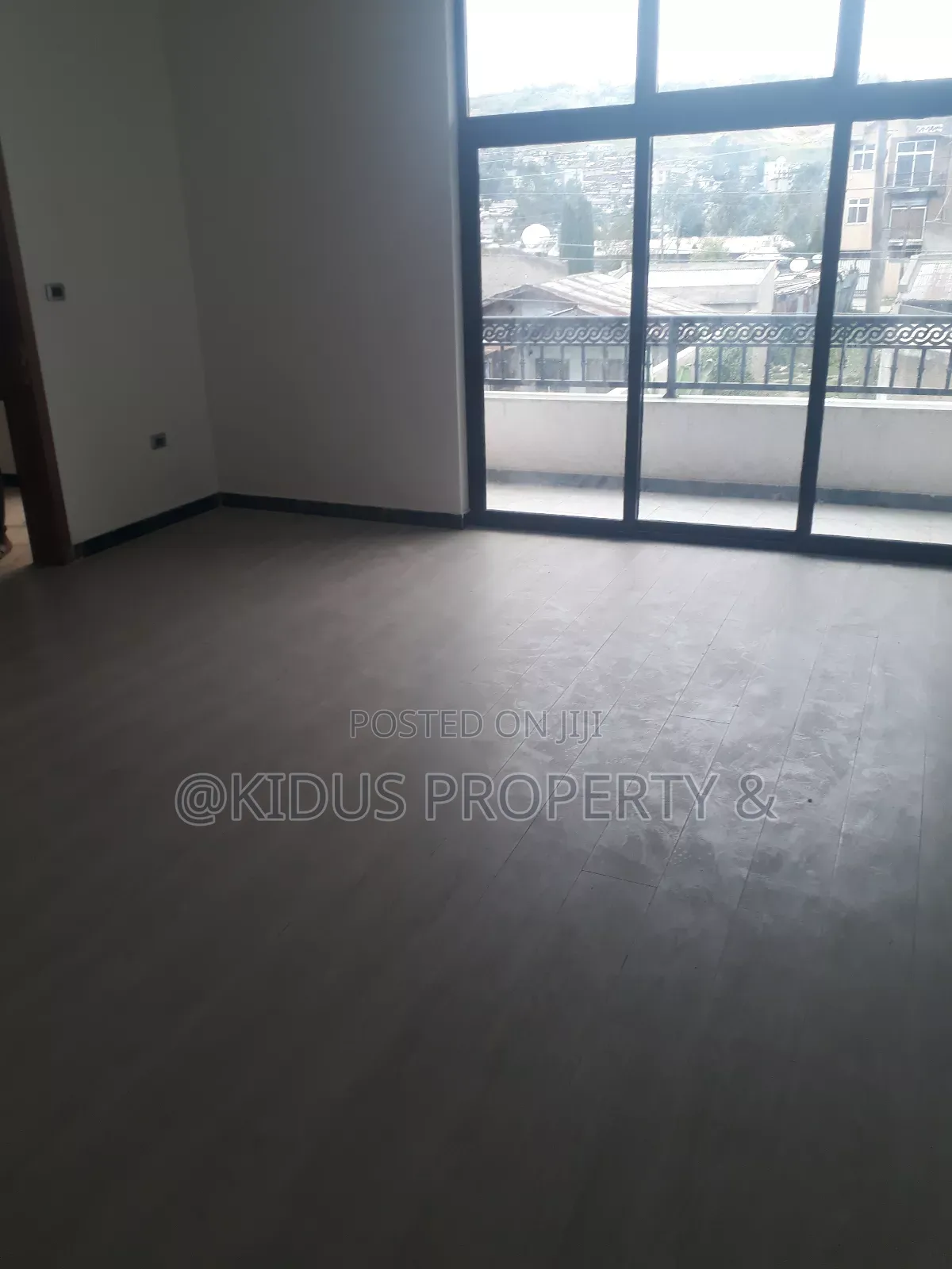 10bdrm Townhouse / Terrace in Nasswe Real State, Nifas Silk-Lafto