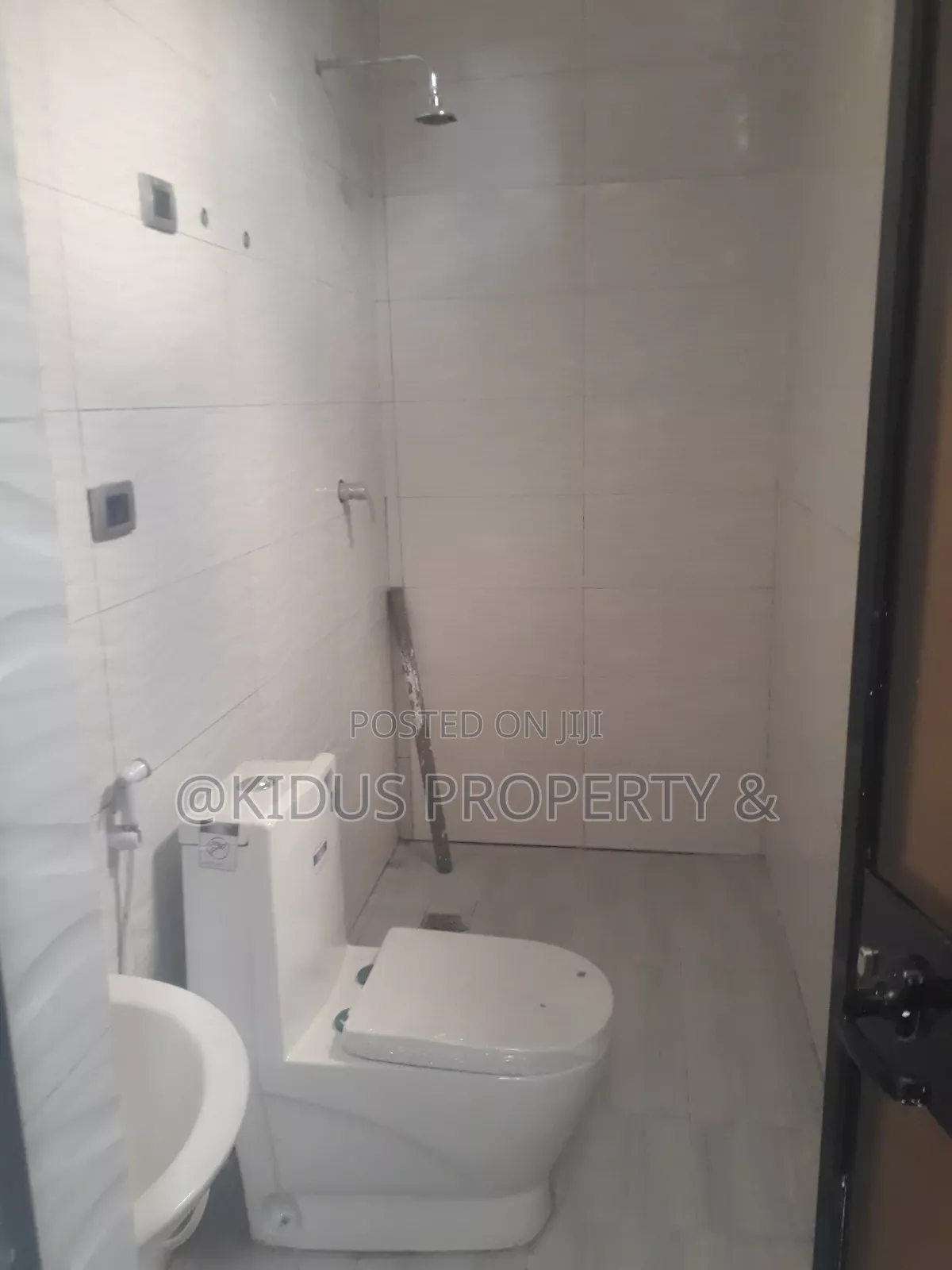 10bdrm Townhouse / Terrace in Nasswe Real State, Nifas Silk-Lafto