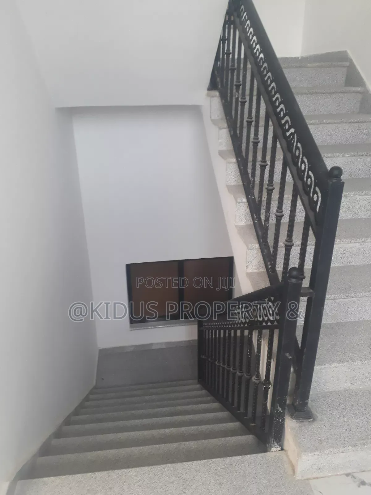 10bdrm Townhouse / Terrace in Nasswe Real State, Nifas Silk-Lafto