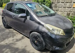 Toyota Yaris Base Hatchback 3dr 2011 Gray