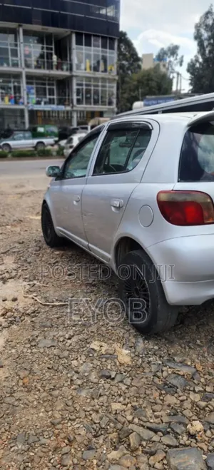 Photo - Toyota Vitz 2001 Gray