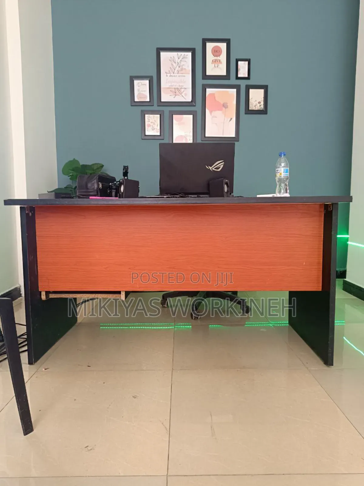 የሚሸጥ የቢሮ ጠረጴዛ Office Table