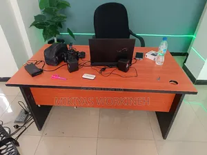 Photo - የሚሸጥ የቢሮ ጠረጴዛ Office Table