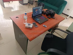 የሚሸጥ የቢሮ ጠረጴዛ Office Table