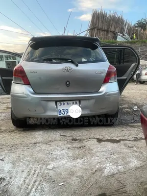 Toyota Yaris Base Hatchback 5dr 2010