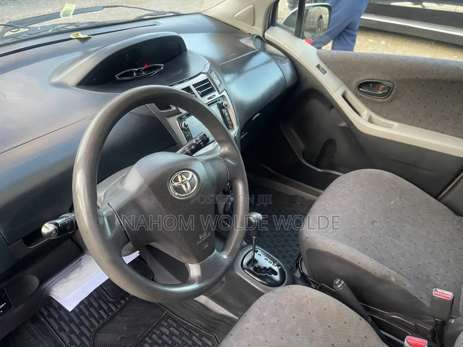 Toyota Yaris Base Hatchback 5dr 2010