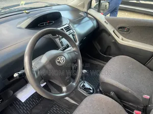 Toyota Yaris Base Hatchback 5dr 2010