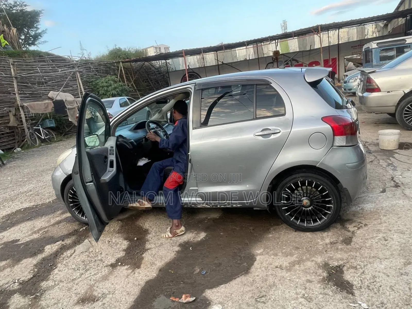 Toyota Yaris Base Hatchback 5dr 2010