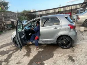 Toyota Yaris Base Hatchback 5dr 2010