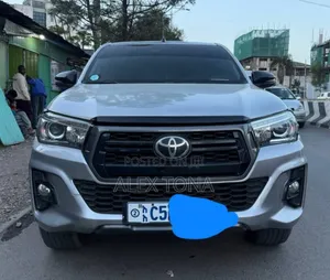 Photo - Toyota Hilux 2020 Silver