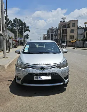 Photo - Toyota Yaris 2014 Silver