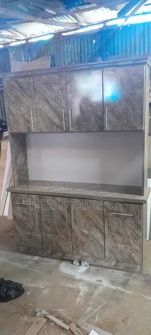 Kitchen Cabinet ሙሉ በሙሉ በላምኔት የተሠራ