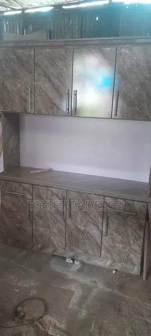 Kitchen Cabinet ሙሉ በሙሉ በላምኔት የተሠራ