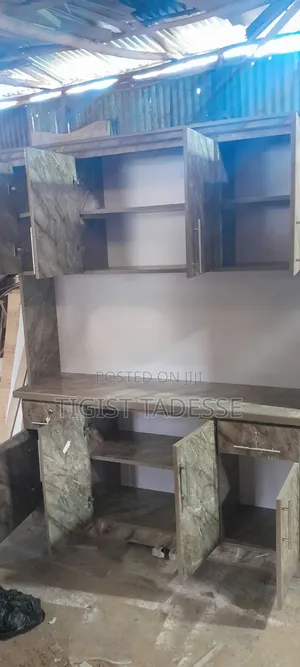 Kitchen Cabinet ሙሉ በሙሉ በላምኔት የተሠራ