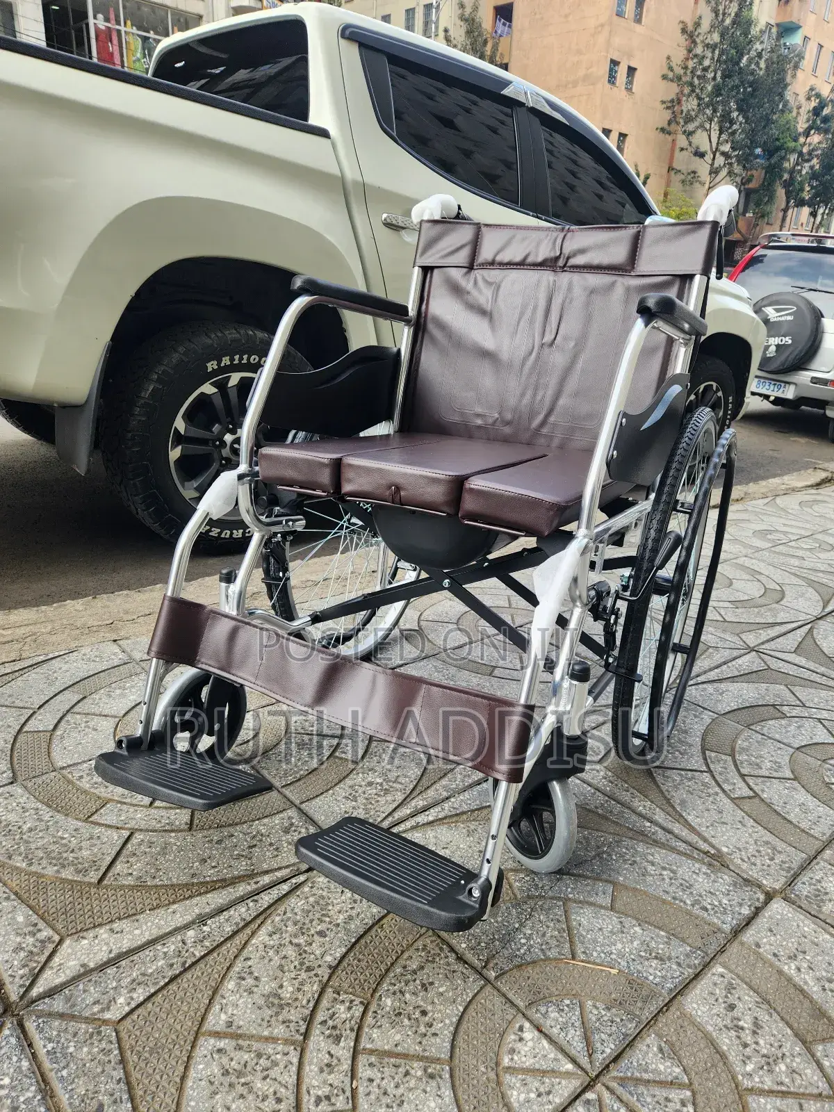 Commode Wheelchair Brand New Safe and Amazing Cusion Wheelchair
