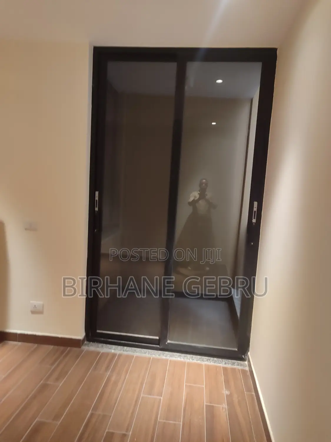 3 Bedroom Luxury Semi Fernished Apartiment for Rent