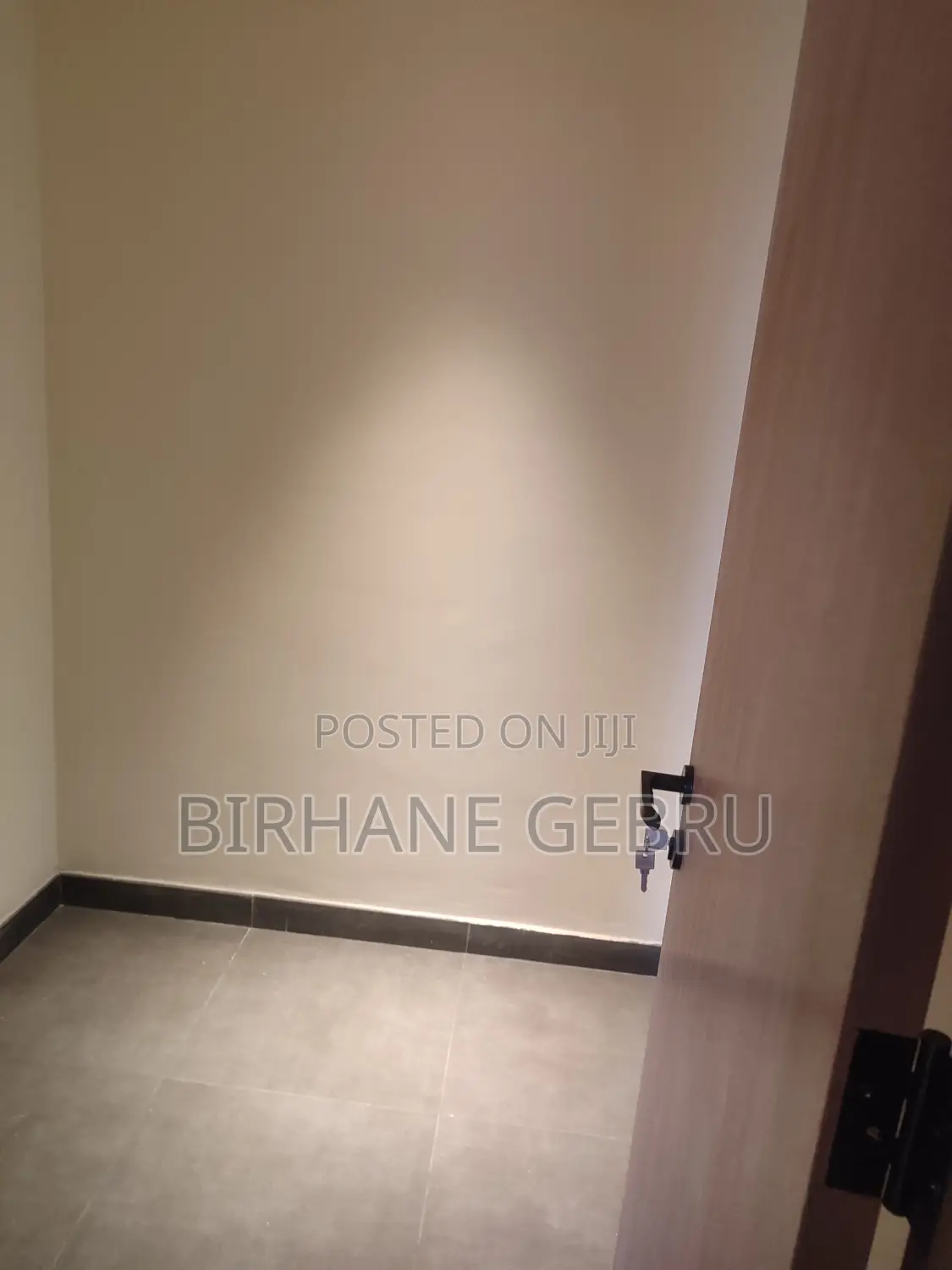 3 Bedroom Luxury Semi Fernished Apartiment for Rent