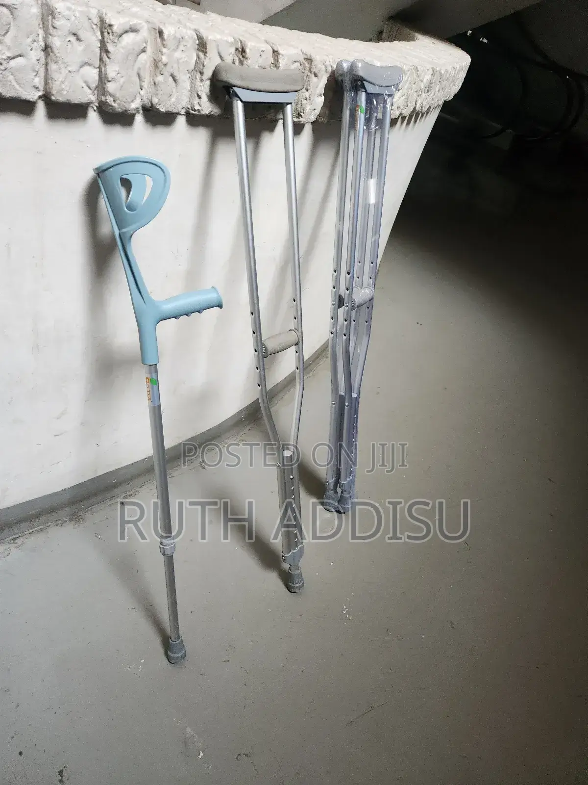 Elbow and Axillary Bilateral Crutches輕輕crutches有些axillary Crutches