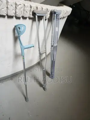 Elbow and Axillary Bilateral Crutches輕輕crutches有些axillary Crutches
