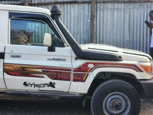 Toyota Land Cruiser 2011 White