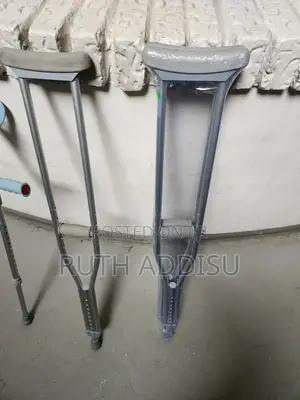 Photo - Ceutches朱紅axillary Bilateral Crutches冤屈crutches協議crutches雞籠crutches
