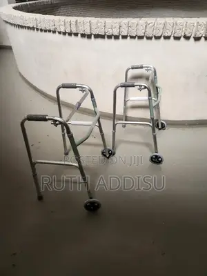 Photo - Almunium Walker肺病medical Walker肢軟walking Aid重大walker Medical Almunium