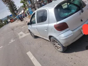 Toyota Vitz 2002 Silver