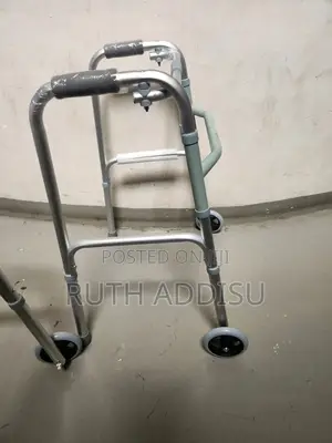 Photo - Foldable Walker朱槿almunium Stainless Rolator Walker朱紅medical Walker New