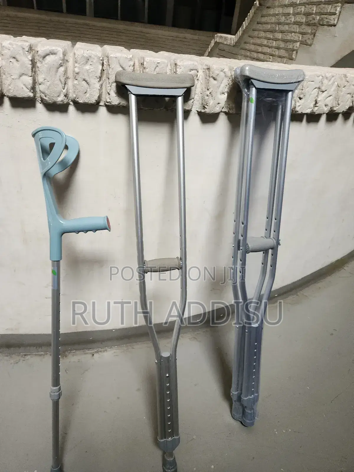 Axillary and Elbow Bilateral Crutches協商axillary Crutches寄出crutches New