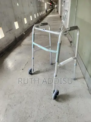 Photo - Walker朱雀almunium Walker寄來foldable Walker朱明walker Medical鳵了walker New